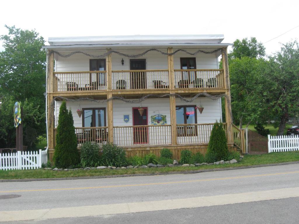 Gite Au Vieux Pommier Tadoussac Ngoại thất bức ảnh